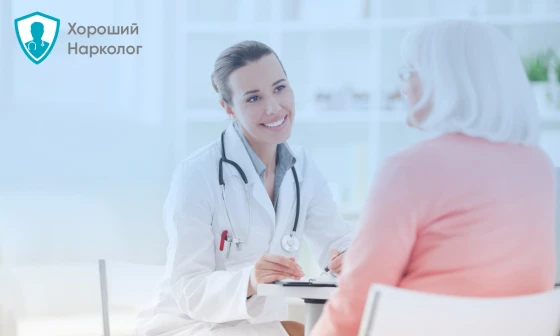 Врач консультирует пожилую женщину перед лечением гиперактивности