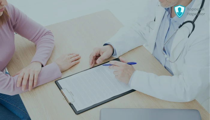 Врач с пациентом обговаривают документы перед кодированием Дисульфирамом